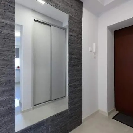 Blisko Monopolis, Centrum Apartmán