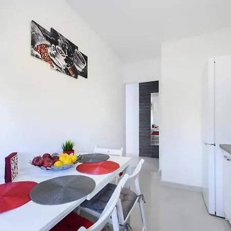 Blisko Monopolis, Centrum Apartment
